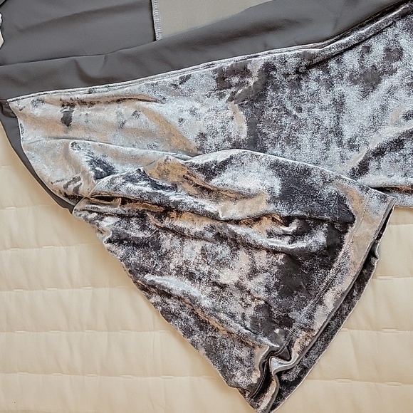 Soma Silver Crushed Velvet Kimono and Short Set Size M - Picture 2 of 9